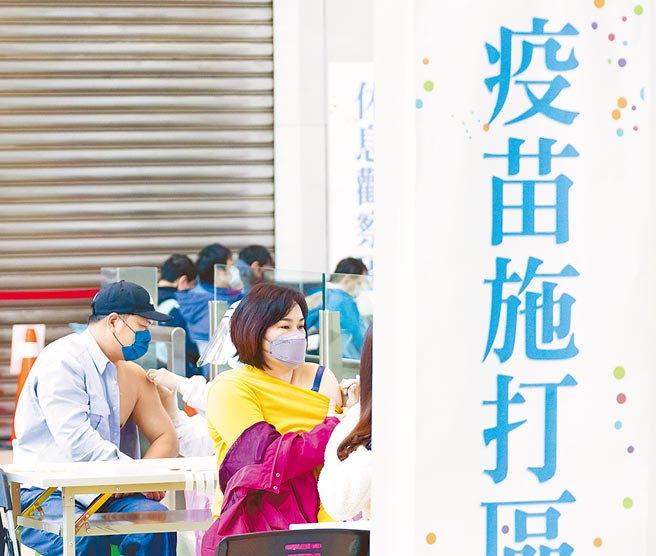 為鼓勵年長者接種新冠疫苗，中央流行疫情指揮中心日前宣布，今起65歲以上民眾接種第1、2、3劑可領取500元以下禮券等衛教品。此為示意圖。（本報資料照片）