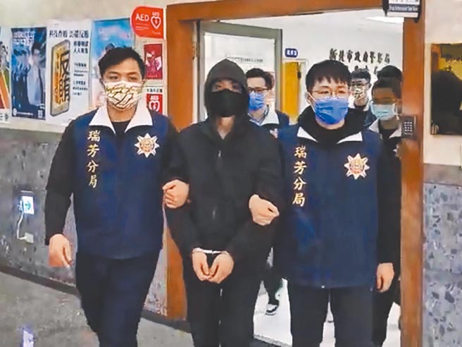 詐騙集團拘禁提供人頭帳戶的民眾，瑞芳警方攻堅救出7人，訊後依詐欺、妨害自由等罪嫌將4名詐團成員（中）移送基隆地檢署偵辦。（警方提供／王揚傑新北傳真）