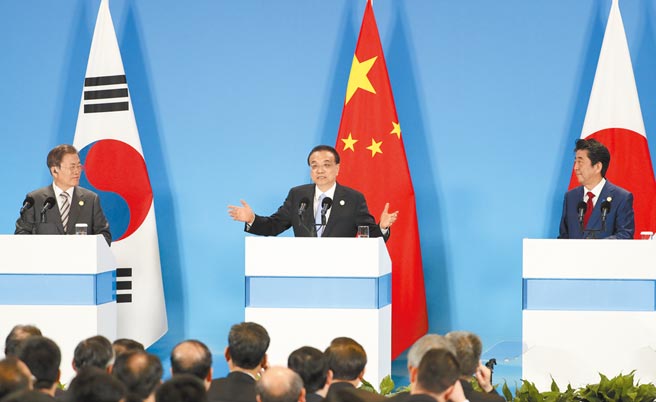 今年是中韩建交30周年，韩国新总统上任后，牵动中韩与日韩关系。图为2019年中国国务院总理李克强（中）与韩国总统文在寅（左）、日本首相安倍晋三，出席中日韩领导人会议后共同会见记者。（新华社）