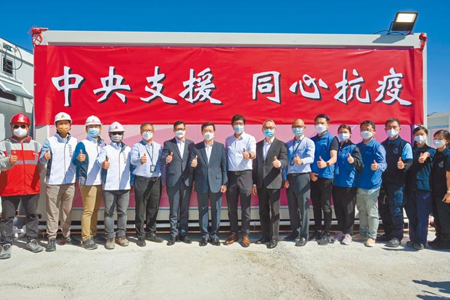 大陆援助香港在多处建造社区隔离及治疗设施（方舱医院），3月9日，香港新田方舱医院即将启用，香港特区政府多名官员到场视察。（中新社）