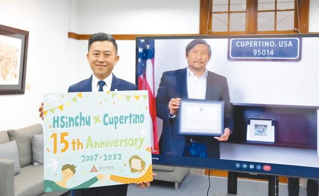 紀念新竹市與庫比蒂諾市締結姊妹市15周年，新竹市長林智堅（左）與蒲仲辰市長合影。（新竹市府提供／邱立雅竹市傳真）