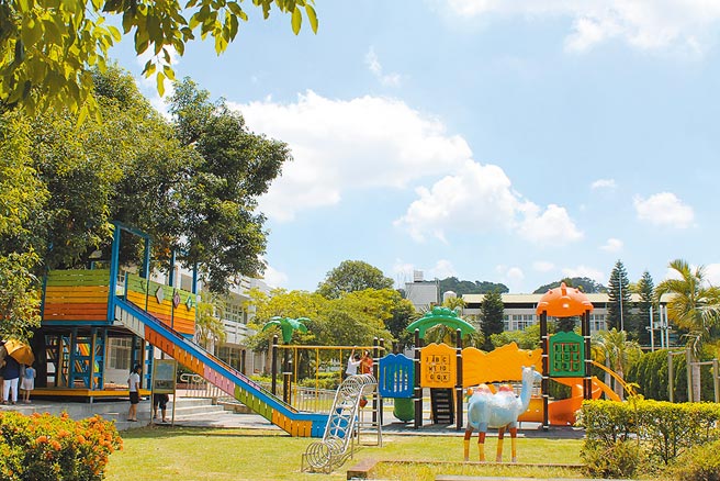 彰化县政府公布111学年度每班级人数调降1人，国小班级数预估将增加7班， 教师甄试一举「大跃进」，总共开出100名教师缺额，创下彰化有史以来最多的一次的名额。（吴敏菁摄）