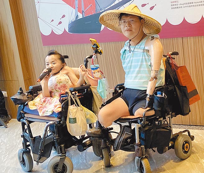 口足画家许世皇（右）因意外四肢遭截肢，出入靠轮椅代步，搭公车多次遇司机拒载，呼吁市府要求客运业改善。（本报资料照片）