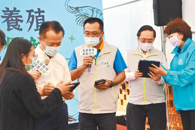 9日在智慧养殖渔业成果展上，嘉义县长翁章梁（左二）、渔业署副署长林国平（右二）当场体验以手机操控水车的科技感。（吕妍庭摄）