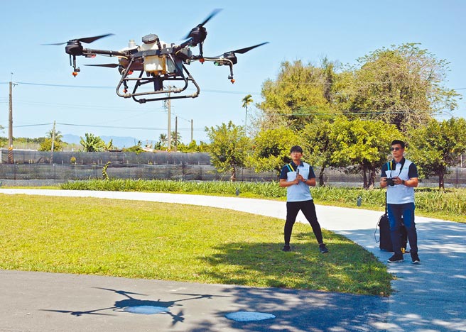 近年来农村劳动力人口老化及缺工议题浮上台面，植保无人机商机可期。（林和生摄）
