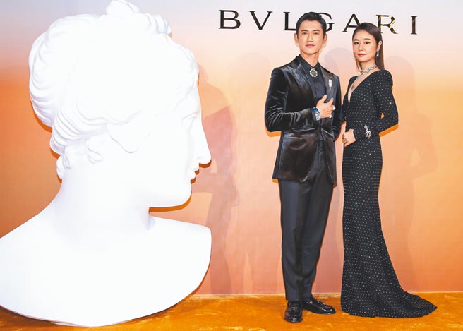 在《华灯初上》水火不容的林心如（右）和吴慷仁，为了宝格丽珠宝展携手同台，还扬言「光」和「Sugar」第三季要合併。（陈俊吉摄）