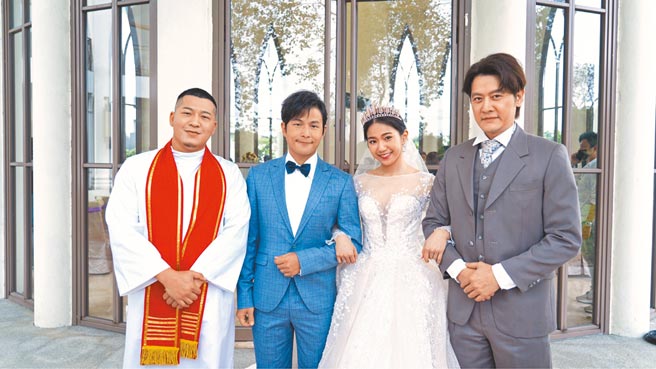 草爺（左起）日前拍攝新歌MV，邀來孫協志、張家寧、張勛傑合作對戲。（紅心字會提供）