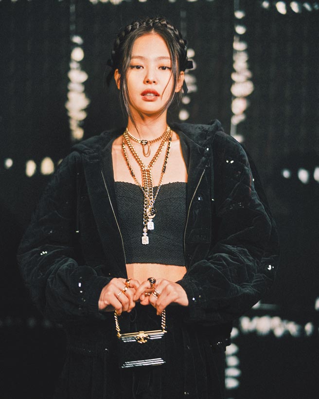 Blackpink团员Jennie以一身中空小背心大秀蛮腰，成为CHANEL观秀现场引人注目的星光之一。（CHANEL提供）