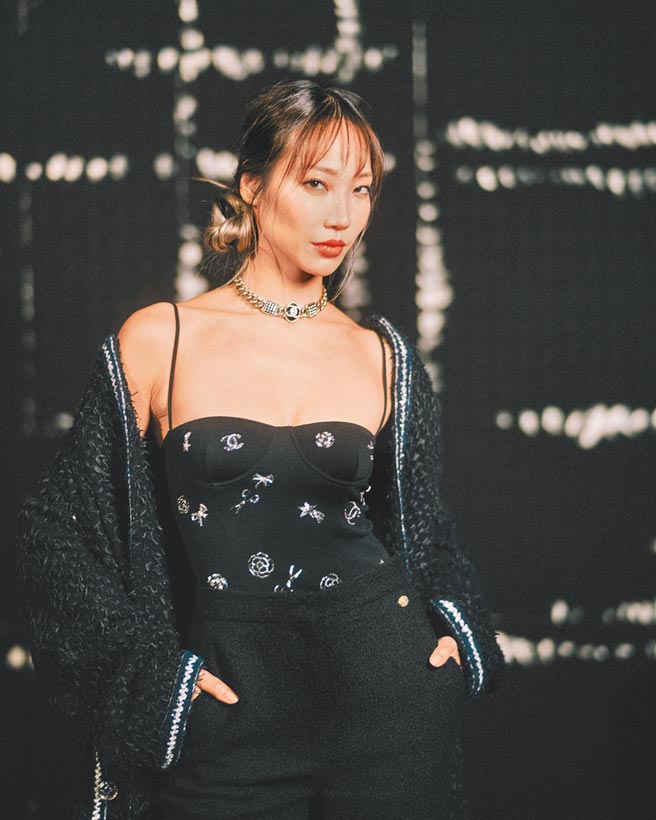 朴秀珠以超模之姿现身CHANEL秀场，气势与Jennie不相上下，同样是秀场受注目的巨星之一。（CHANEL提供）