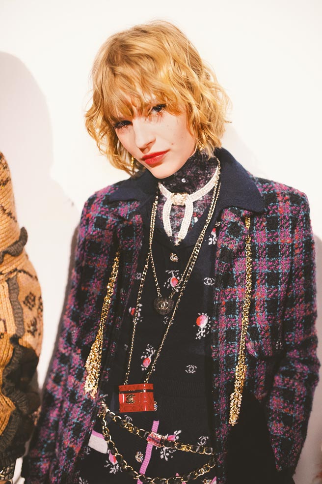 充满英伦摇滚风格造型与CHANEL知名的斜纹软呢，打造出本季惊人的秋冬大秀。（CHANEL提供）