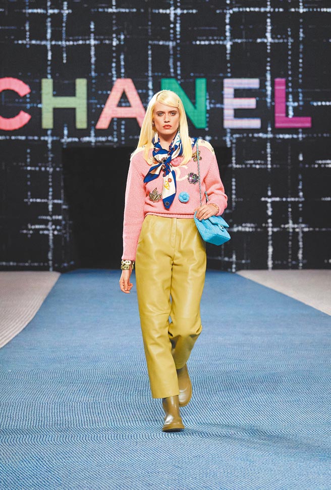 多彩设计让人联想到60年代的英伦华丽摇滚风格配色。（CHANEL提供）