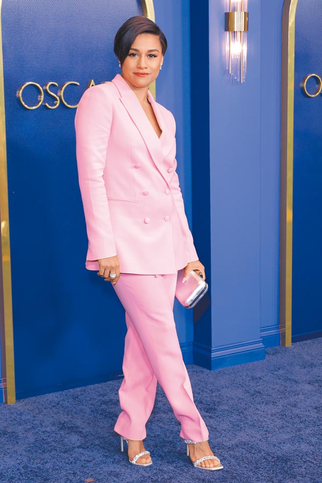 亚莉安娜黛博塞以BOSS粉色西装套装出席奥斯卡提名午宴。（CFP）