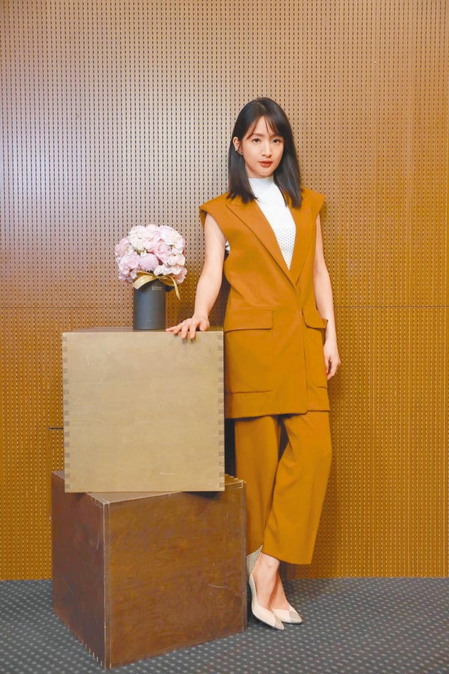 林依晨新书发表以BOSS暗橘色裤装展现知性美，西装背心1万3400元、裤子7400元。（BOSS提供）