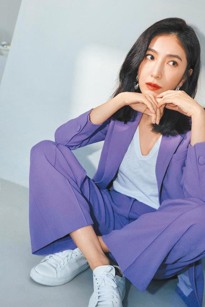 杨谨华穿BOSS紫色裤装刚柔并济，西装1万6900元、裤子9900元。（摘自杨谨华IG）