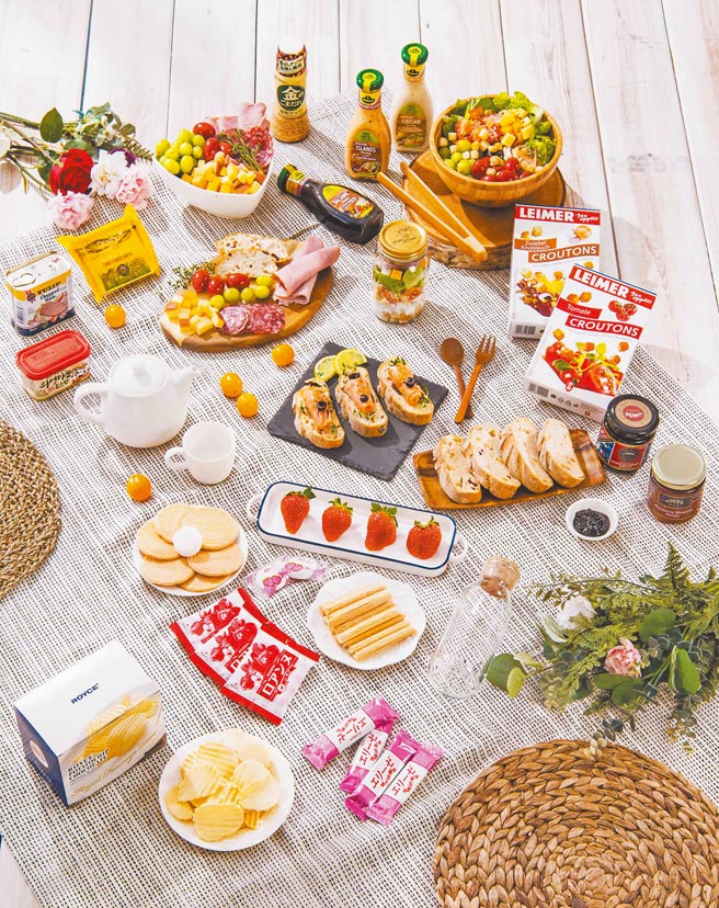 city’super即日起至3月21日针对春日到户外野餐、露营以及赏花出游推出粉红包装零食商品。（city’super提供）