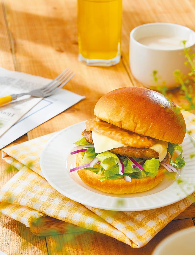 全联美式汉堡，3入特价36元。（全联提供）