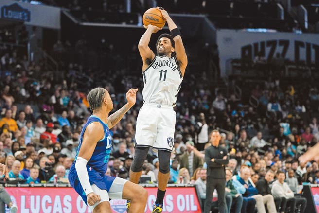 篮网后卫厄文（右）后仰跳投得分，黄蜂后卫华盛顿只能望球兴嘆。（美联社）