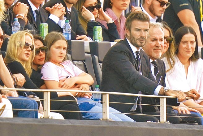 前英格蘭足球巨星貝克漢（中）去年與老婆維多莉亞（左二）、女兒哈波一起觀看邁阿密國際隊的主場賽事。（美聯社）
