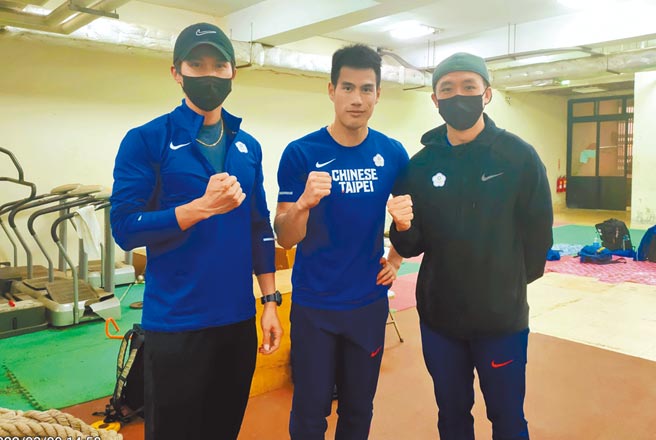 台湾最速男杨俊瀚（中）与教练易纬镇（左）、体能训练师谢佳钧（右）组成黄金搭檔，在新北青年杯田径赛男子100公尺项目跑出10秒04佳绩，可惜+2.9超风速，无缘改写自己保持的10秒11全国纪录。（黄邱伦摄）