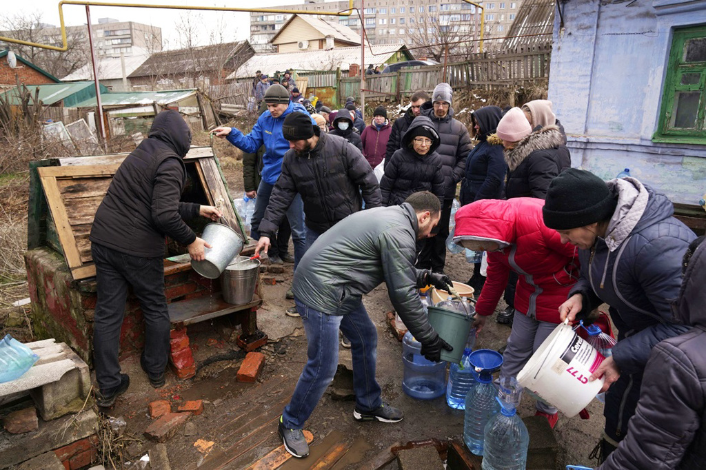 俄军密集轰炸下，乌克兰南部港市马立波（Mariupol）断水、断电，军人发送瓶装水。（图／美联社）(photo:ChinaTimes)