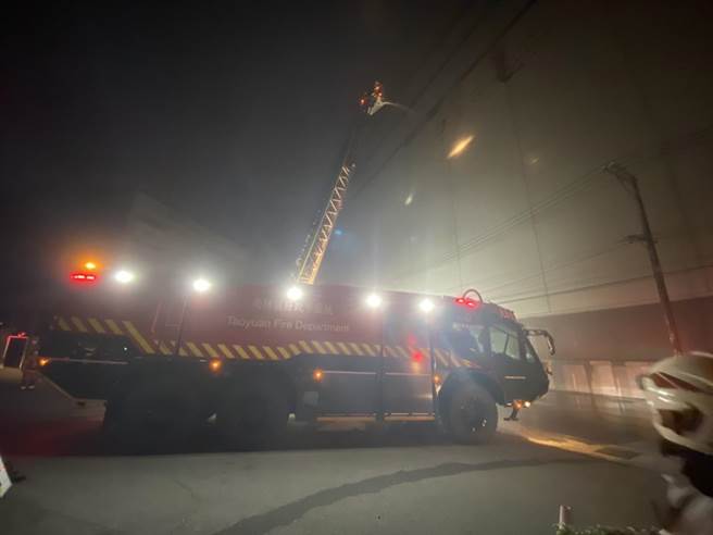 桃园市芦竹区长安路二段的美福仓储昨晚间传出火警。（桃园市消防局提供／陈梦茹桃园传真）