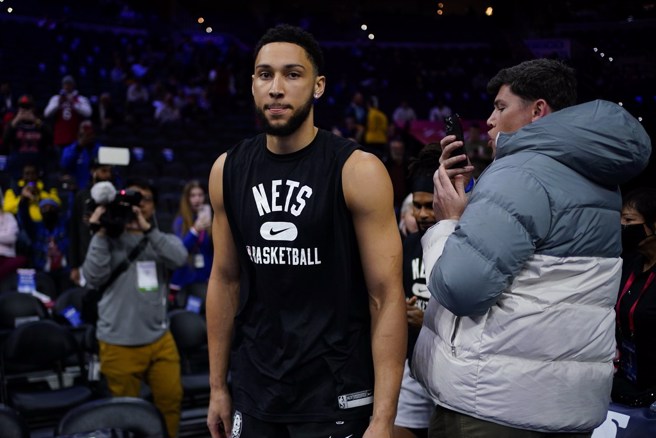 班西蒙斯回到费城主场遭到球迷狂嘘。(美联社)