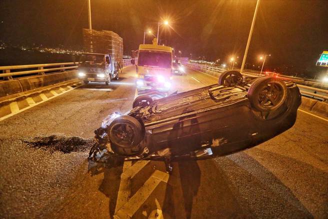 新北市64快速道路板桥往三重方向17.6公里的弯道处11日发生一起车祸。（杜宜谙摄）