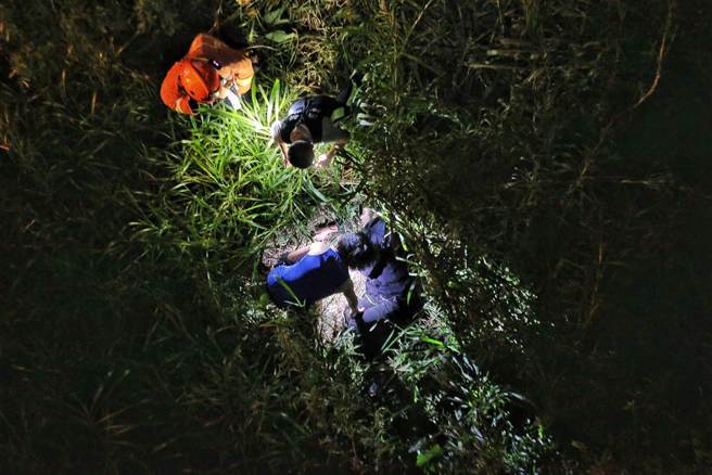 警消获报立即前往救援，王姓男子送医时意识昏迷，身上几无外伤。（杜宜谙摄）