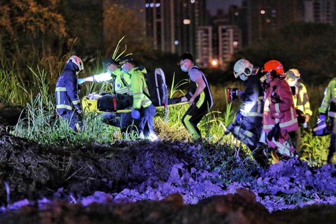 前往救援的消防人员需面对高低差、松软泥土与大面积的草丛。（杜宜谙摄）