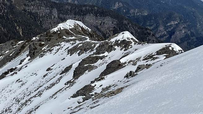 雪山北稜角10日上午發生劉姓山友墜谷意外。（雪管處提供／謝明俊苗傳真）