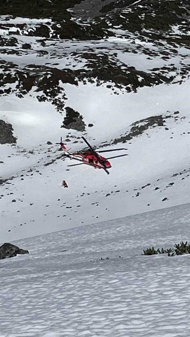 雪山北稜角10日上午發生劉姓山友墜谷意外，空勤總隊直昇機前往救援。（雪管處提供／謝明俊苗傳真）
