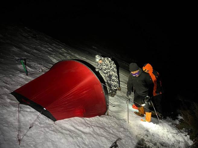 10日下午，雪山圈谷發生劉姓女山友墜谷意外，救援人員搭建帳篷過夜。（雪管處提供／謝明俊苗傳真）（雪管處提供／謝明俊苗傳真）