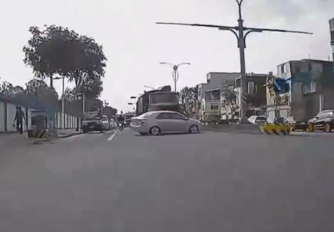 一辆大型军卡车突然在中坜龙冈路三段右切，撞上 自小客车当街180度旋转。(翻摄自脸书行车纪录器八卦村）