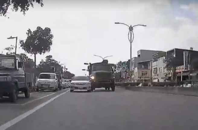 一辆大型军卡车突然在中坜龙冈路三段右切，撞上 自小客车当街180度旋转。(翻摄自脸书行车纪录器八卦村）