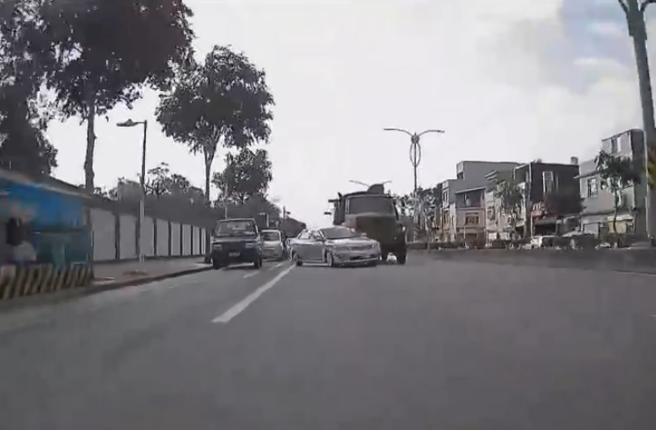 一辆大型军卡车突然在中坜龙冈路三段右切，撞上 自小客车当街180度旋转。(翻摄自脸书行车纪录器八卦村）