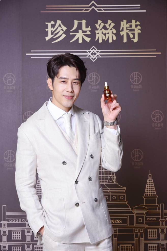 珍朵絲特代言人專屬情人胡宇威現場放閃，愛用龍血保養呵護肌膚和愛情。。（珍朵絲特提供）