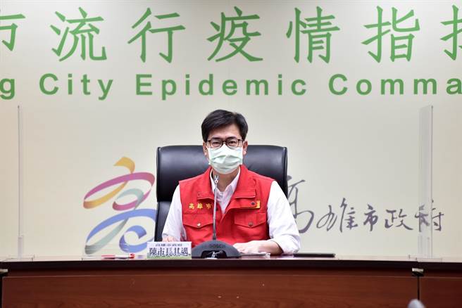 高雄市长陈其迈行程多，跟他跑行程的新闻局员工超时工作，遭劳工局开罚。（高市府新闻局提供／资料照）