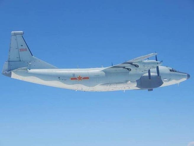国安局昨在书面报告中透露，共机于3月上旬在南海坠海意外。不过，中华战略学会研究员张竞看完报告却不以为然。图为示意图、非指当事共机。（图片来源新华网）