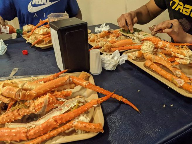 国军加菜爽嗑帝王蟹，量多到让网友惊呼快痛风。（图／翻摄自PTT）