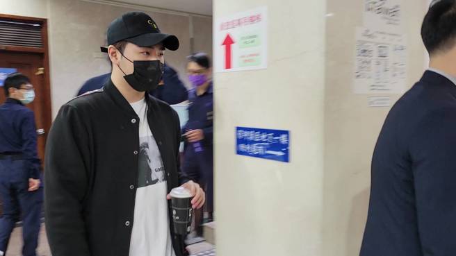 鹿希派呼麻驗尿出爐！開庭30分步出地檢「3個字」曝現狀。(蔣永佑攝)