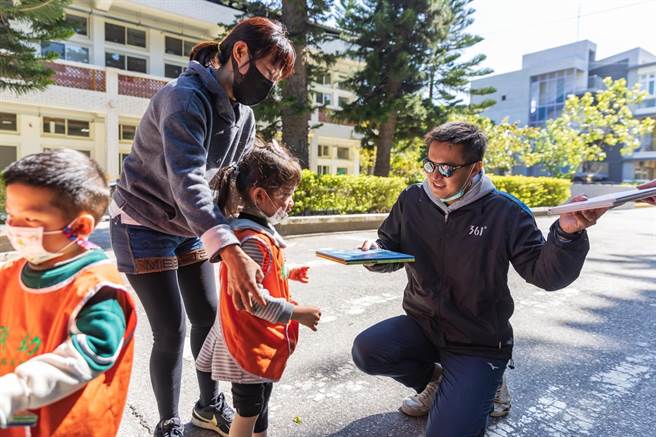 縣府教育處副處長陳家輝（右）昨應邀啟動第1塊人力接龍骨牌。（湖小提供）