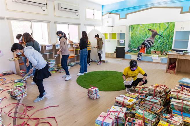 金門金湖國小附設幼稚園利用舊教室改造1間以島上特色鳥種為名的閱覽室「戴勝書屋」。（湖小提供）