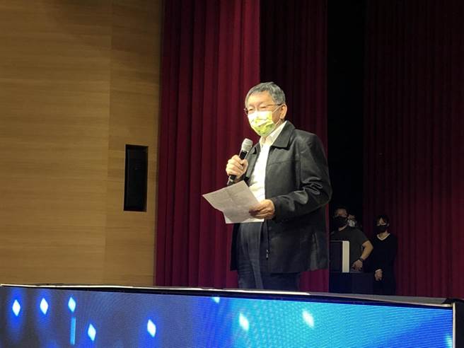 台北市长柯文哲再为大湾北段争议杠营建署。（杨亚璇摄）