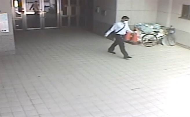 日前發生303全台大停電，高雄40歲楊姓男子卻趁火打劫，在大停電當天上午10時許闖進朋友56歲張姓女子家中，楊男將其床頭櫃及衣櫥內的現金共20萬元偷走，並將所有偷來的現金花用殆盡。（翻攝畫面／洪浩軒高雄傳真）