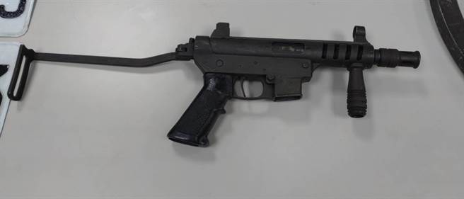 警方发现驾驶座内有2面民眾报案遗失的车牌，进一步搜索后车内，竟发现1把衝锋手枪、3个弹匣及33颗子弹。（翻摄画面）