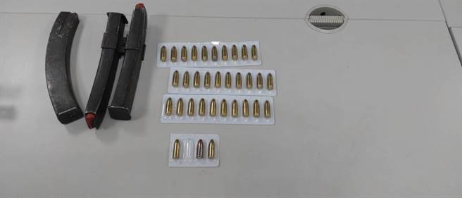 警方发现驾驶座内有2面民眾报案遗失的车牌，进一步搜索后车内，竟发现1把衝锋手枪、3个弹匣及33颗子弹。（翻摄画面）