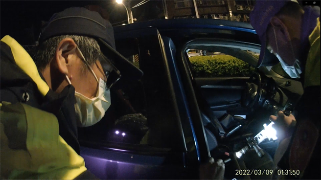 警方发现驾驶座内有2面民眾报案遗失的车牌，进一步搜索后车内，竟发现1把衝锋手枪、3个弹匣及33颗子弹。（翻摄画面）