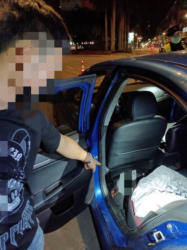 警方发现驾驶座内有2面民眾报案遗失的车牌，进一步搜索后车内，竟发现1把衝锋手枪、3个弹匣及33颗子弹。（翻摄画面）