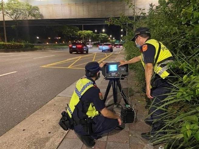 去年防疫三級警戒期間，因路上通行車流減少，車輛間距及自由度高，駕駛人時常不小心車速過快，為防制交通事故，台北市警局針對易肇事路段，運用固定測速桿及移動式測速照相設備加強執法。（北市警局提供）