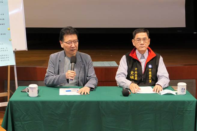 国民党中常委选举选风败坏争议延烧，赵少康今天和中央委员史硕仁召开记者会。（赵婉淳摄）